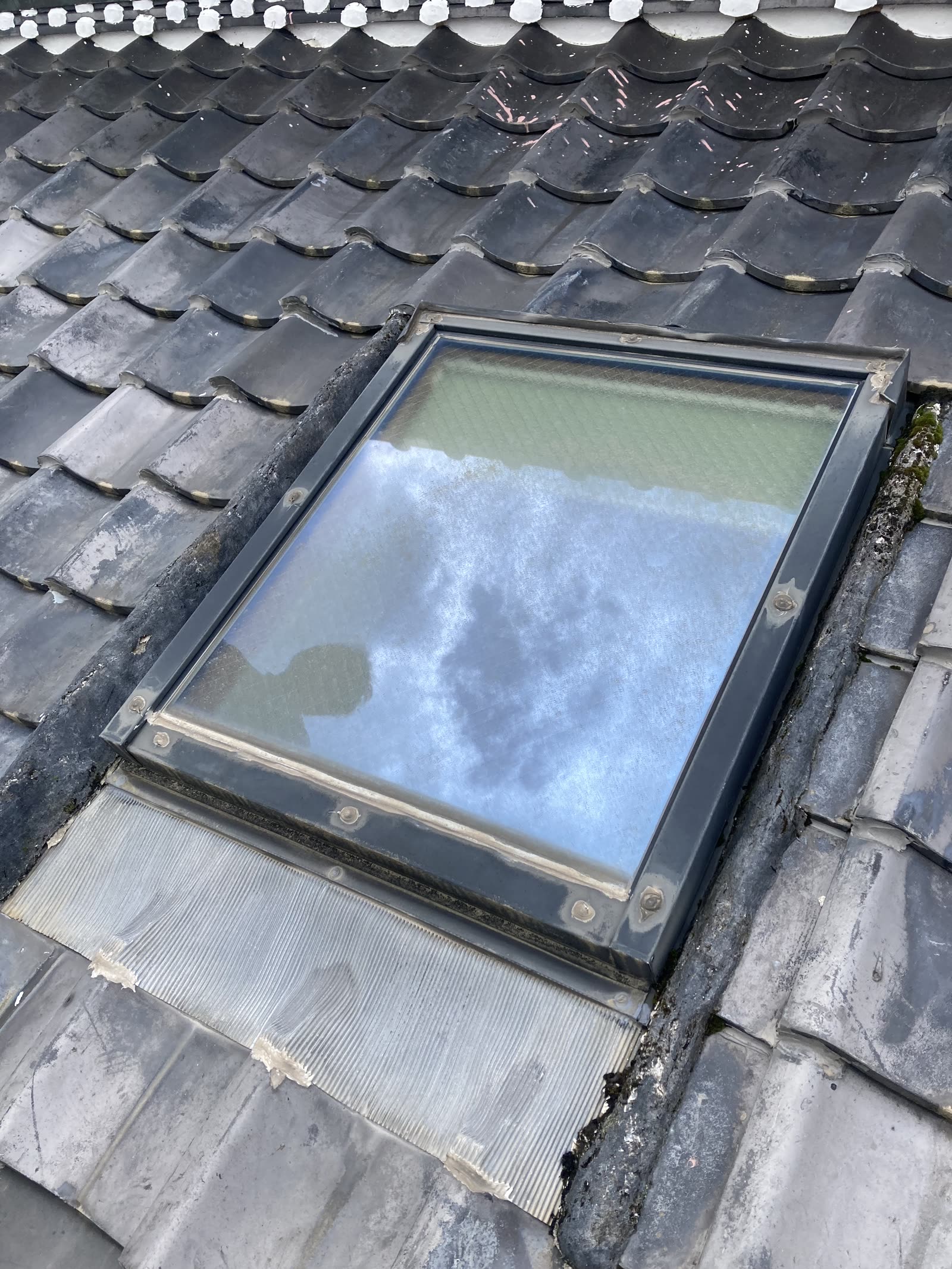 雨もり修繕工事の施工事例（天窓まわり）